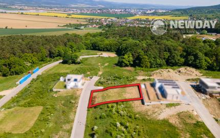 NA PREDAJ stavebný pozemok pre rodinný dom (komplet inžinierske siete) - Nová Dubnica, Medové lúky, Hrušková ulica - 720 m2