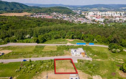 NA PREDAJ stavebný pozemok pre rodinný dom (komplet inžinierske siete) - Nová Dubnica, Medové lúky, Hrušková ulica - 720 m2