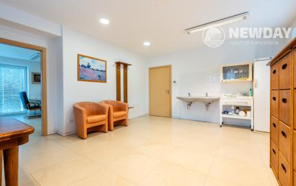 NEWDAY | NA PRENÁJOM rodinný dom na podnikanie | 117 m2 kancelárie, 29 m2 sklad | 505 m2 pozemok | Bezručova - Trenčín