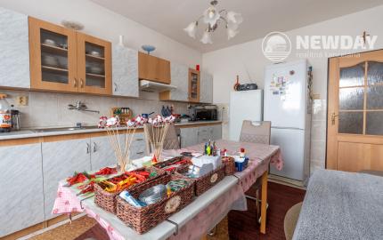 NEWDAY | NA PREDAJ priestranný 5-izbový podpivničený rodinný dom | 265 m2 úžitková plocha | 409 m2 pozemok | A. Sládkoviča - Nová Dubnica