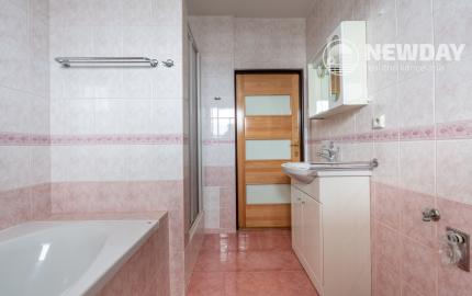 NEWDAY | NA PREDAJ priestranný 5-izbový podpivničený rodinný dom | 265 m2 úžitková plocha | 409 m2 pozemok | A. Sládkoviča - Nová Dubnica