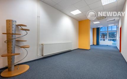 !!! AKCIOVÁ CENA - UŽ OD 3,90 EUR / M2 | NA PRENÁJOM funkčné obchodné / kancelárske priestory rôznej metráže | industriálny park na Nitrianskej ceste - Partizánske