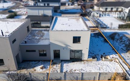 NA PREDAJ 5-izbový poschodový byt + KK + záhrada + pivnica + 2 park. miesta, Dubová ul. - N. Dubnica