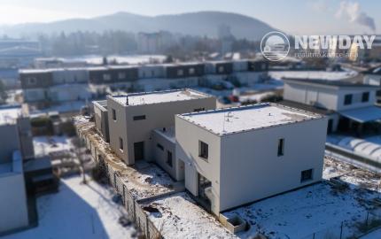 NA PREDAJ 5-izbový poschodový byt + KK + záhrada + pivnica + 2 park. miesta, Dubová ul. - N. Dubnica