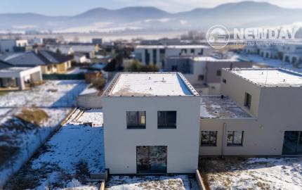 NA PREDAJ 5-izbový poschodový byt + KK + záhrada + pivnica + 2 park. miesta, Dubová ul. - N. Dubnica