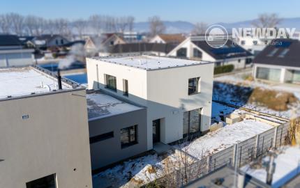 NA PREDAJ 5-izbový poschodový byt + KK + záhrada + pivnica + 2 park. miesta, Dubová ul. - N. Dubnica