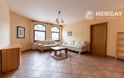 NEWDAY | NA PREDAJ 25-ročný rodinný dom s 2 bytovými jednotkami | 358 m2 úžitková plocha | 420 m2 pozemok | Partizánska - Trenčianske Teplice