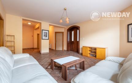 NEWDAY | NA PREDAJ 25-ročný rodinný dom s 2 bytovými jednotkami | 358 m2 úžitková plocha | 420 m2 pozemok | Partizánska - Trenčianske Teplice