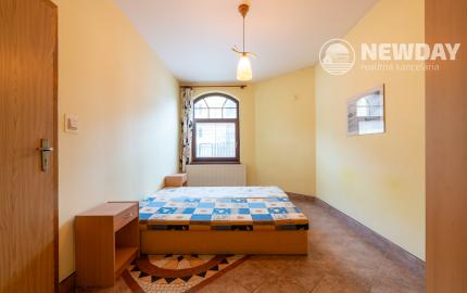 NEWDAY | NA PREDAJ 25-ročný rodinný dom s 2 bytovými jednotkami | 358 m2 úžitková plocha | 420 m2 pozemok | Partizánska - Trenčianske Teplice