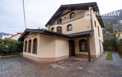 NEWDAY | NA PREDAJ 25-ročný rodinný dom s 2 bytovými jednotkami | 358 m2 úžitková plocha | 420 m2 pozemok | Partizánska - Trenčianske Teplice