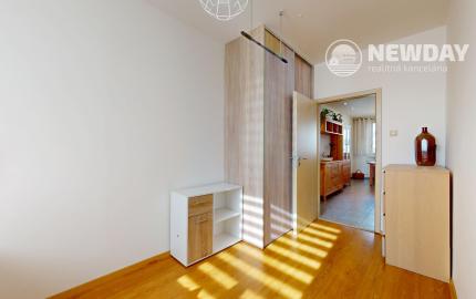 NEWDAY | NA PREDAJ priestranný 4-izbový byt s lodžiou | 90 m² | Dubnica nad Váhom – Centrum II.