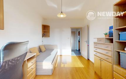 NEWDAY | NA PREDAJ priestranný 4-izbový byt s lodžiou | 90 m² | Dubnica nad Váhom – Centrum II.