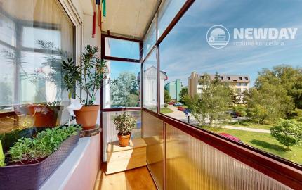NEWDAY | NA PREDAJ priestranný 4-izbový byt s balkónom | 84 m² | Pezinok – Muškátová