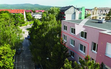 NEWDAY | NA PREDAJ priestranný 4-izbový byt s balkónom | 84 m² | Pezinok – Muškátová