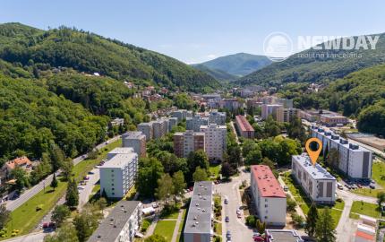NEWDAY | NA PREDAJ 3-izbový byt | pôvodný stav | SNP – Trenčianske Teplice | 68,5 m2 úžitkovej plochy