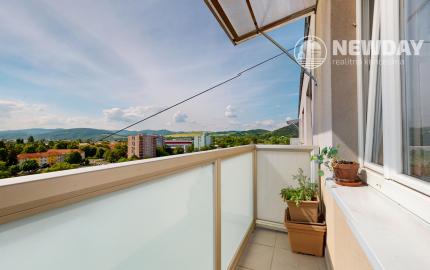 NEWDAY | NA PREDAJ | zrekonštruovaný 3-izbový byt s lodžiou, balkónom a s výhľadom na hrad | Trenčín – Hodžova | úžitková plocha 71 m²
