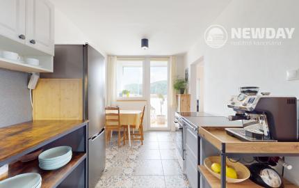 NEWDAY | NA PREDAJ | zrekonštruovaný 3-izbový byt s lodžiou, balkónom a s výhľadom na hrad | Trenčín – Hodžova | úžitková plocha 71 m²