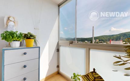NEWDAY | NA PREDAJ | zrekonštruovaný 3-izbový byt s lodžiou, balkónom a s výhľadom na hrad | Trenčín – Hodžova | úžitková plocha 71 m²