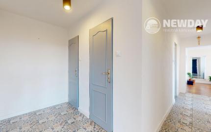 NEWDAY | NA PREDAJ | zrekonštruovaný 3-izbový byt s lodžiou, balkónom a s výhľadom na hrad | Trenčín – Hodžova | úžitková plocha 71 m²