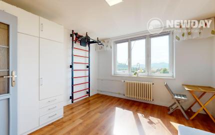 NEWDAY | NA PREDAJ | zrekonštruovaný 3-izbový byt s lodžiou, balkónom a s výhľadom na hrad | Trenčín – Hodžova | úžitková plocha 71 m²