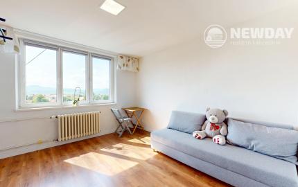 NEWDAY | NA PREDAJ | zrekonštruovaný 3-izbový byt s lodžiou, balkónom a s výhľadom na hrad | Trenčín – Hodžova | úžitková plocha 71 m²