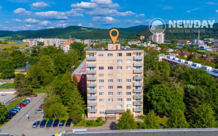 NEWDAY | NA PREDAJ | zrekonštruovaný 3-izbový byt s lodžiou, balkónom a s výhľadom na hrad | Trenčín – Hodžova | úžitková plocha 71 m²