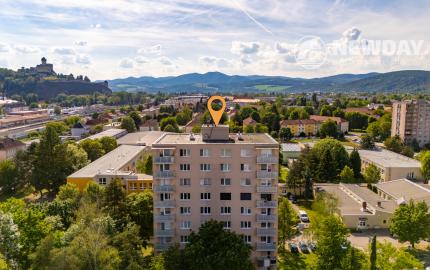 NEWDAY | NA PREDAJ | zrekonštruovaný 3-izbový byt s lodžiou, balkónom a s výhľadom na hrad | Trenčín – Hodžova | úžitková plocha 71 m²