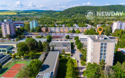 NEWDAY | NA PREDAJ | zrekonštruovaný 3-izbový byt s lodžiou, balkónom a s výhľadom na hrad | Trenčín – Hodžova | úžitková plocha 71 m²