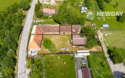 NEWDAY | NA PREDAJ | rekreačný stavebný pozemok (1221 m2) pod Vršatcom s chalupou a plechovým skladom | Horné Dúžavy