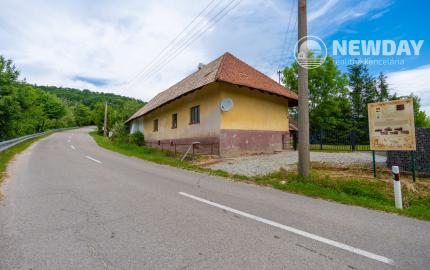 NEWDAY | NA PREDAJ | rekreačný stavebný pozemok (1221 m2) pod Vršatcom s chalupou a plechovým skladom | Horné Dúžavy