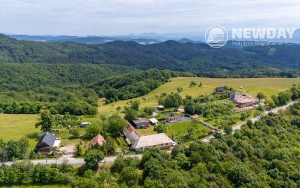 NEWDAY | NA PREDAJ | rekreačný stavebný pozemok (1221 m2) pod Vršatcom s chalupou a plechovým skladom | Horné Dúžavy