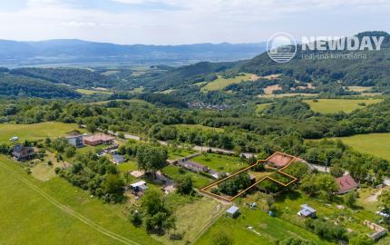 NEWDAY | NA PREDAJ | rekreačný stavebný pozemok (1221 m2) pod Vršatcom s chalupou a plechovým skladom | Horné Dúžavy