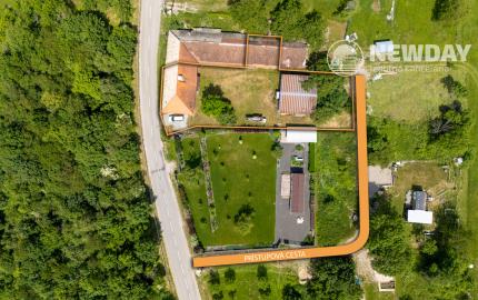 NEWDAY | NA PREDAJ | rekreačný stavebný pozemok (1221 m2) pod Vršatcom s chalupou a plechovým skladom | Horné Dúžavy