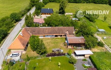 NEWDAY | NA PREDAJ | rekreačný stavebný pozemok (1221 m2) pod Vršatcom s chalupou a plechovým skladom | Horné Dúžavy