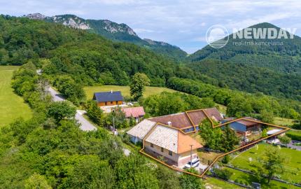 NEWDAY | NA PREDAJ | rekreačný stavebný pozemok (1221 m2) pod Vršatcom s chalupou a plechovým skladom | Horné Dúžavy