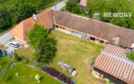 NEWDAY | NA PREDAJ | rekreačný stavebný pozemok (1221 m2) pod Vršatcom s chalupou a plechovým skladom | Horné Dúžavy