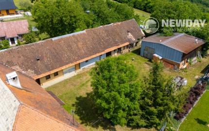 NEWDAY | NA PREDAJ | rekreačný stavebný pozemok (1221 m2) pod Vršatcom s chalupou a plechovým skladom | Horné Dúžavy