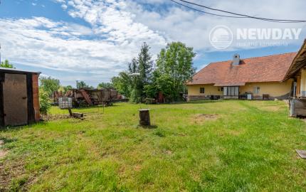 NEWDAY | NA PREDAJ | rekreačný stavebný pozemok (1221 m2) pod Vršatcom s chalupou a plechovým skladom | Horné Dúžavy
