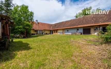NEWDAY | NA PREDAJ | rekreačný stavebný pozemok (1221 m2) pod Vršatcom s chalupou a plechovým skladom | Horné Dúžavy