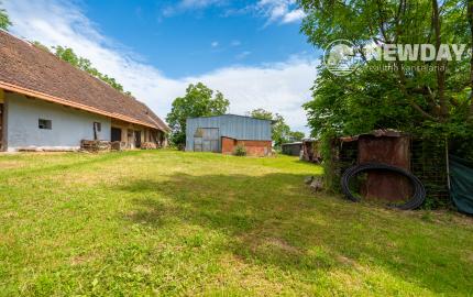 NEWDAY | NA PREDAJ | rekreačný stavebný pozemok (1221 m2) pod Vršatcom s chalupou a plechovým skladom | Horné Dúžavy