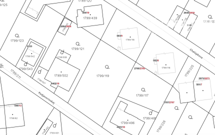 PRIPRAVUJEME NA PREDAJ stavebný pozemok so starším rodinným domom (komplet inžinierske siete) - Dubnica nad Váhom, Chalúpková / Podjavorinskej - 940 m2