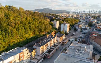NEWDAY | NA PREDAJ | zrekonštruovaný 3-izbový byt s lodžiou s výhľadom na centrum Trenčína | Hviezdoslavova | 62,5 m²