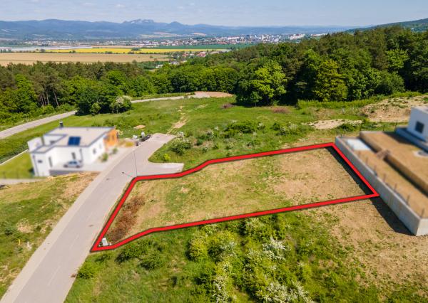NA PREDAJ stavebný pozemok pre rodinný dom (komplet inžinierske siete) - Nová Dubnica, Medové lúky, Hrušková ulica - 720 m2