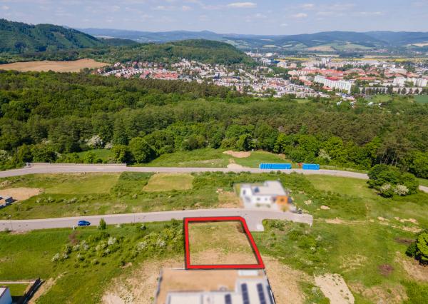 NA PREDAJ stavebný pozemok pre rodinný dom (komplet inžinierske siete) - Nová Dubnica, Medové lúky, Hrušková ulica - 720 m2