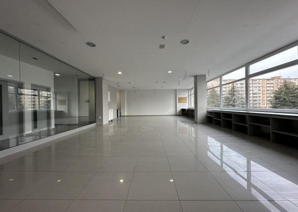 NA PRENÁJOM ZREKONŠTRUOVANÝ obchodný priestor pre kancelárie či prevádzku, Nová Dubnica - 124-150 m2