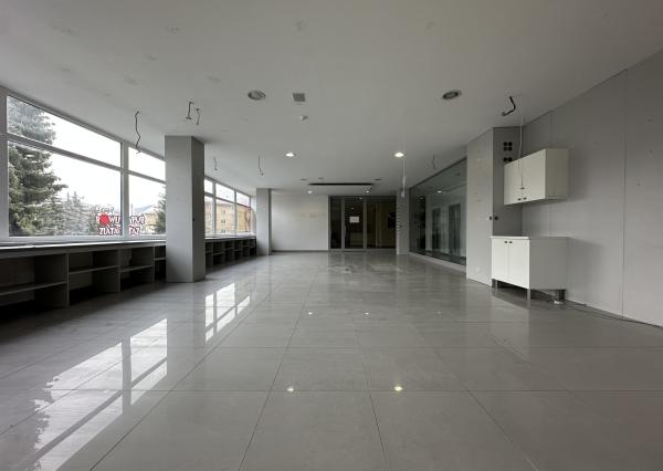 NA PRENÁJOM ZREKONŠTRUOVANÝ obchodný priestor pre kancelárie či prevádzku, Nová Dubnica - 124-150 m2