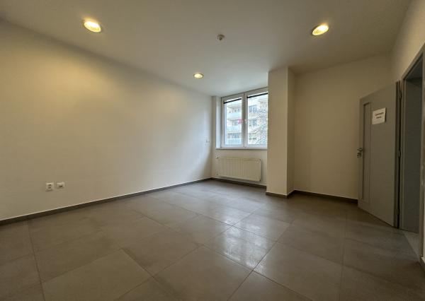 NA PRENÁJOM ZREKONŠTRUOVANÝ obchodný priestor pre kancelárie či prevádzku, Nová Dubnica - 124-150 m2