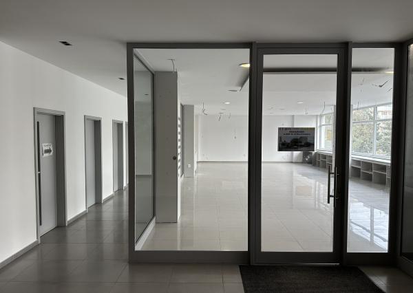 NA PRENÁJOM ZREKONŠTRUOVANÝ obchodný priestor pre kancelárie či prevádzku, Nová Dubnica - 124-150 m2