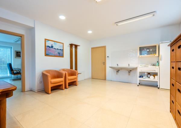 NEWDAY | NA PRENÁJOM rodinný dom na podnikanie | 117 m2 kancelárie, 29 m2 sklad | 505 m2 pozemok | Bezručova - Trenčín