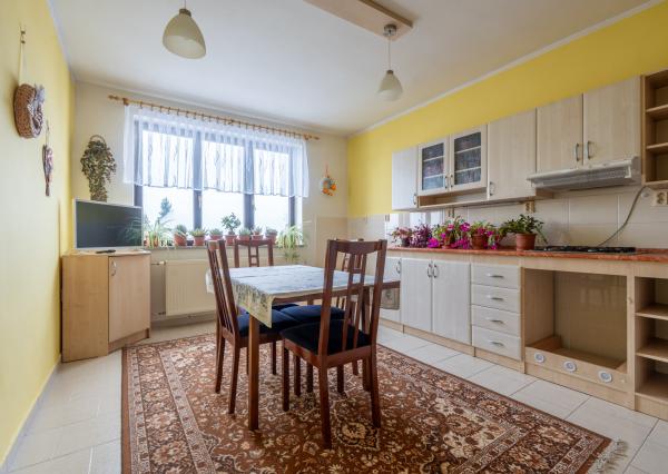 NEWDAY | NA PREDAJ priestranný 5-izbový podpivničený rodinný dom | 265 m2 úžitková plocha | 409 m2 pozemok | A. Sládkoviča - Nová Dubnica